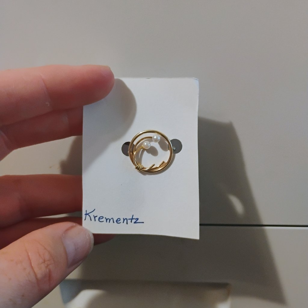 Dainty Krementz Brooch 18$